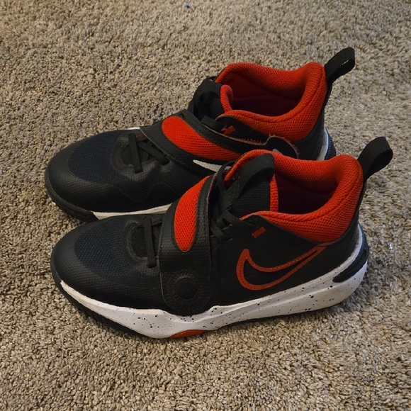 Nike Team Hustle D11 Kids Black and Red Sneakers - Picture 1 of 4